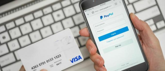 PayPal ориентируется на «небанковских» клиентов с помощью дебетовых карт и обналичивания чеков